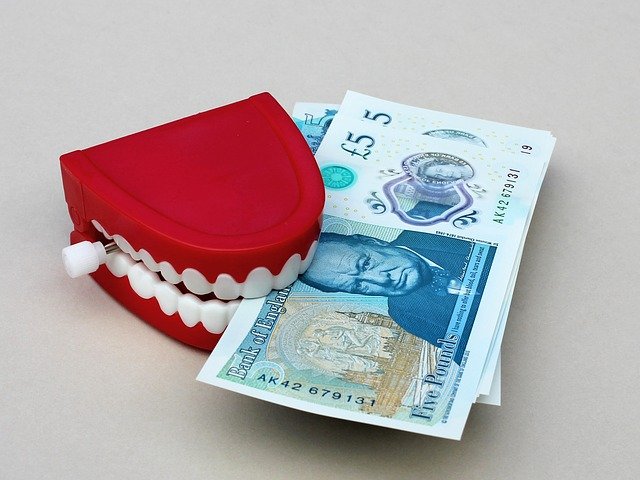 peníze v zubech