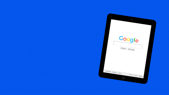Tablet na modrom pozadí, Google, internetový vyhľadávač.png